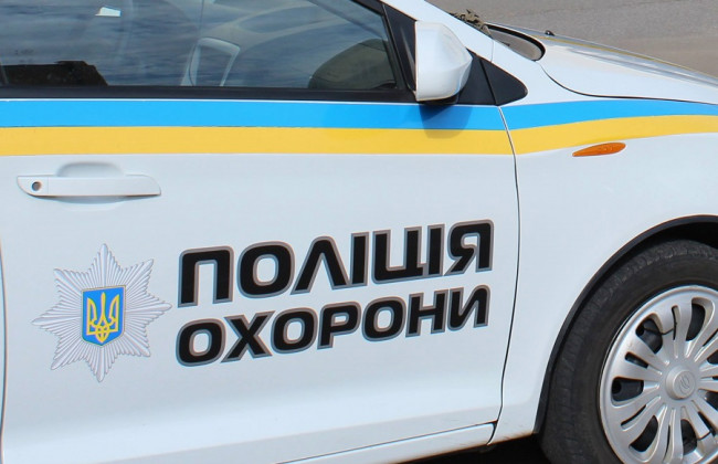 В Киеве полицейский автомобиль сбил девушку, фото