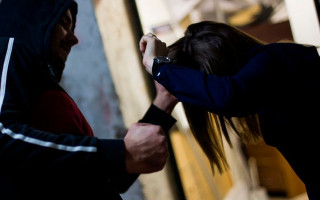 Неудачное ограбление: в Киеве посреди улицы напали на женщину