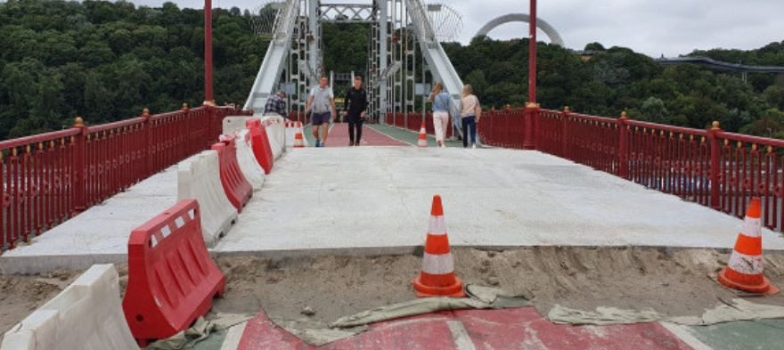 В Киеве начали укреплять пешеходный мост: подробности