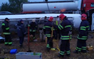 На трассе Киев-Одесса перевернулся бензовоз с топливом