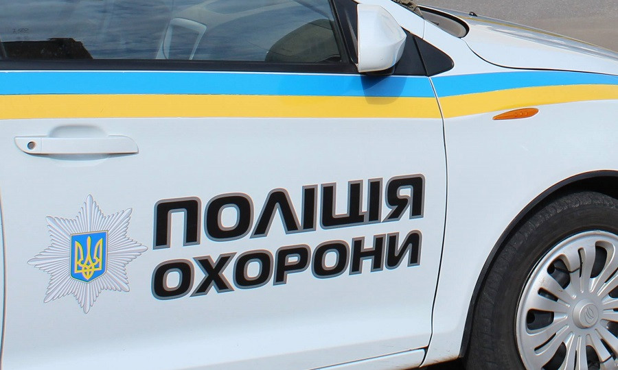В Киеве полицейский автомобиль сбил девушку, фото