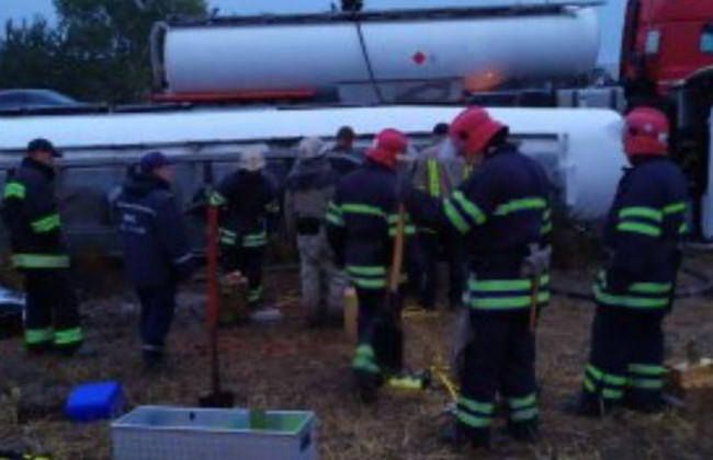 На трассе Киев-Одесса перевернулся бензовоз с топливом