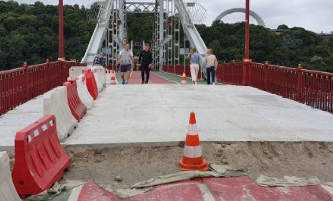 В Киеве начали укреплять пешеходный мост: подробности