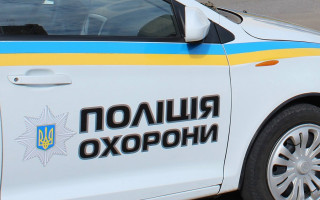 В Киеве полицейский автомобиль сбил девушку, фото