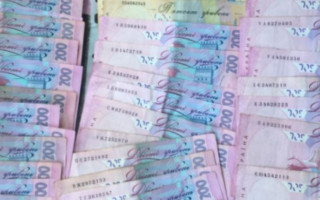 «Допомагав» оформити тканину: на Івано-Франківщині затримали митника-хабарника