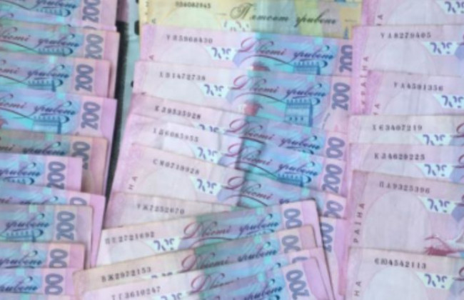 «Допомагав» оформити тканину: на Івано-Франківщині затримали митника-хабарника