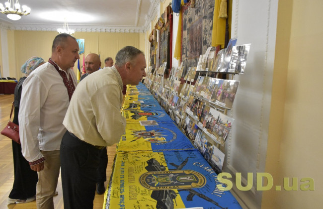 Прапор — святиня героїв: у Києві відкрилася виставка народних бойових прапорів