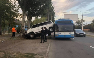 Жахлива ДТП у Маріуполі за участю громадського транспорту, фото