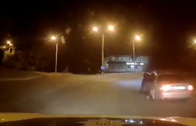 Висів на дверях: водій Jaguar протягнув копа десятки метрів, відео