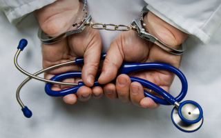 Через лікарську помилку пацієнтка померла під час операції: підозрюють одеського медика