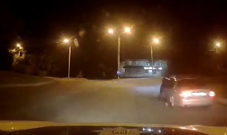 Висів на дверях: водій Jaguar протягнув копа десятки метрів, відео