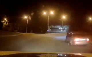 Висів на дверях: водій Jaguar протягнув копа десятки метрів, відео