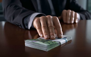 Вимагав $5000: на Івано-Франківщині затримали правоохоронця-хабарника