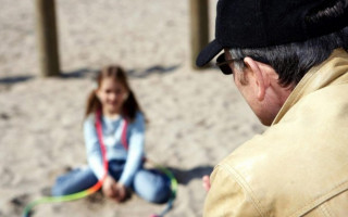У Києві неадекват чіплявся до маленьких дівчат