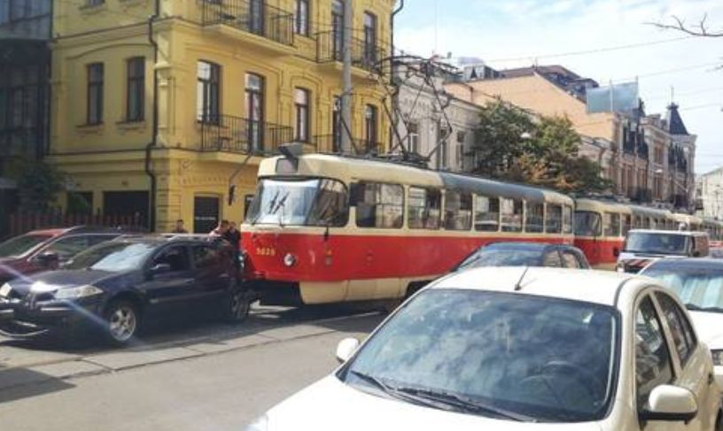 У Києві трамвай «наздогнав» автомобіль: є фото