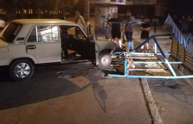 Пьяное ДТП под Киевом: легковушка влетела в остановку с людьми