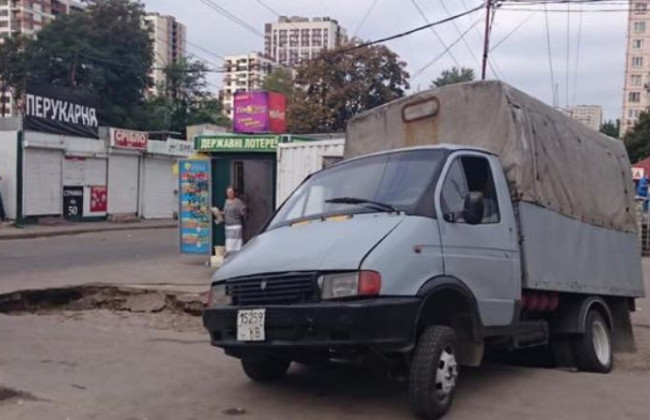 В Киеве грузовик ушел под асфальт: появились фото