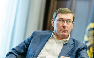 Суд просять заборонити Генпрокурору виїжджати за кордон