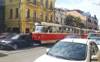 У Києві трамвай «наздогнав» автомобіль: є фото