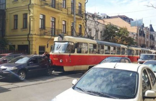У Києві трамвай «наздогнав» автомобіль: є фото