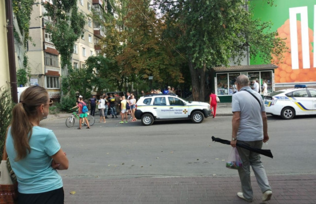 В Днепре голый мужчина бросался на людей: есть видео