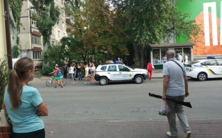 В Днепре голый мужчина бросался на людей: есть видео