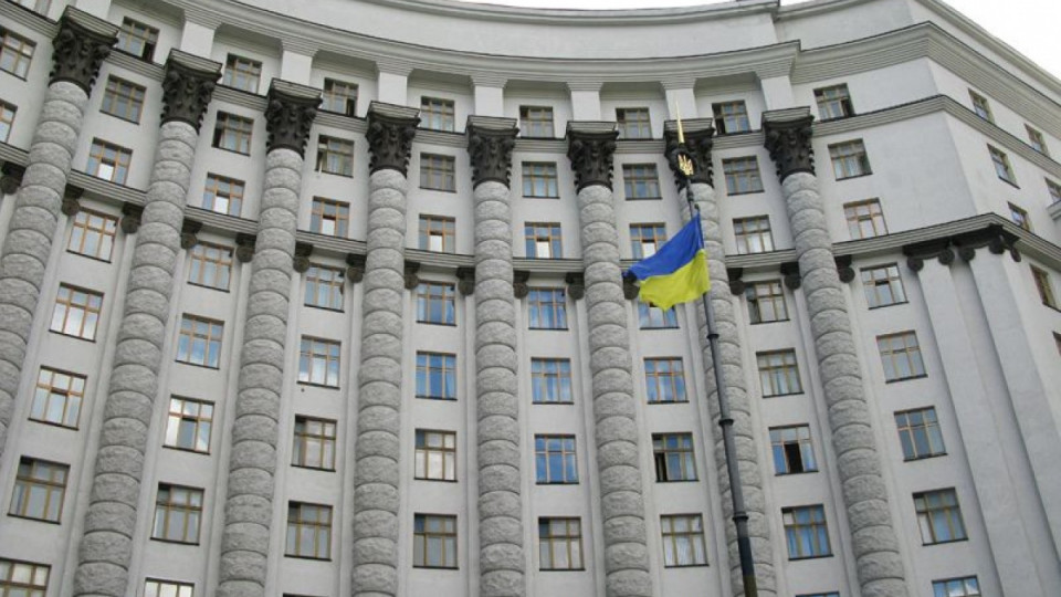 Українці зможуть фотографуватися на паспорт у головному уборі: Кабмін ухвалив постанову