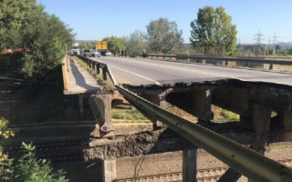 У Харкові обвалився міст: фото і відео з місця пригоди