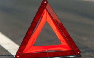 На Київщині легковик влетів у кладовище: момент потрапив на відео