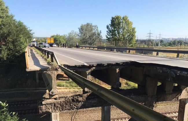 В Харькове обрушился мост: появилось важное сообщение