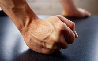 Побив до смерті: на Рівненщині чоловік накинувся на дружину з кулаками