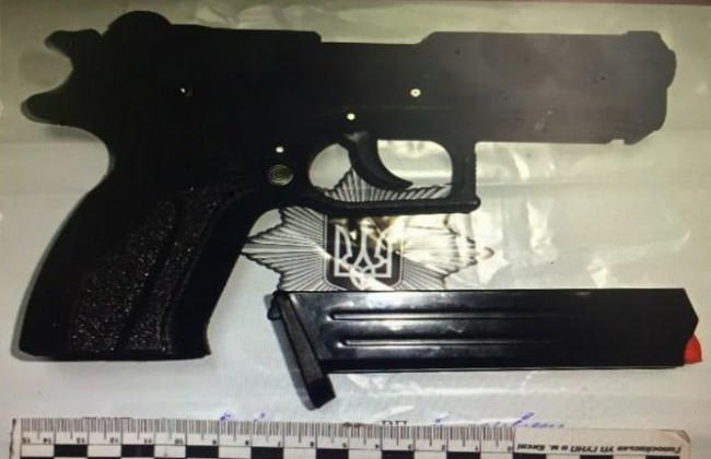 Образив дівчину: у Києві сталася стрілянина