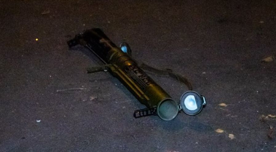 Потужний вибух у Києві: з гранатомета обстріляли будівлю Мостобуду