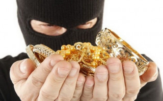 Зухвале пограбування у Києві: злочинець атакував ювелірний магазин