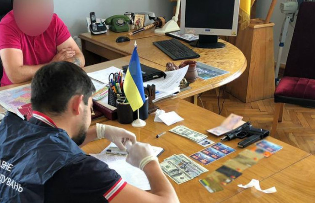 Вимагав $1500: на Чернігівщині затримали голову райради