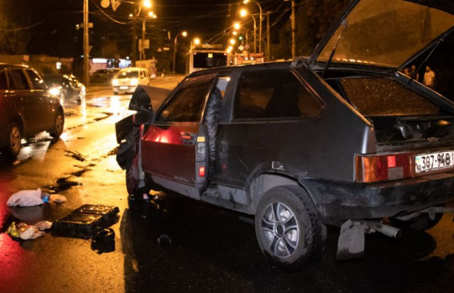 Вырезали из авто: в Киеве ВАЗ протаранил машину с детьми