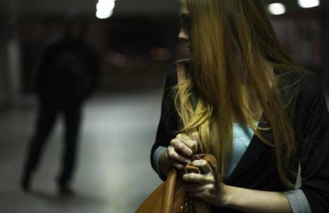 У Дніпрі неадекват із розбитою пляшкою напав на неповнолітню: подробиці