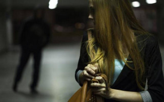 У Дніпрі неадекват із розбитою пляшкою напав на неповнолітню: подробиці