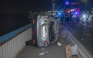 Моторошна ДТП у Києві: авто перекинулося на дах і застрягло між відбійником і поруччям