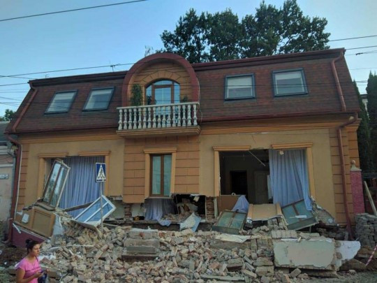 ЧП в Черновцах: рухнула стена жилого дома, фото