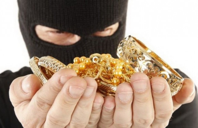 Зухвале пограбування у Києві: злочинець атакував ювелірний магазин