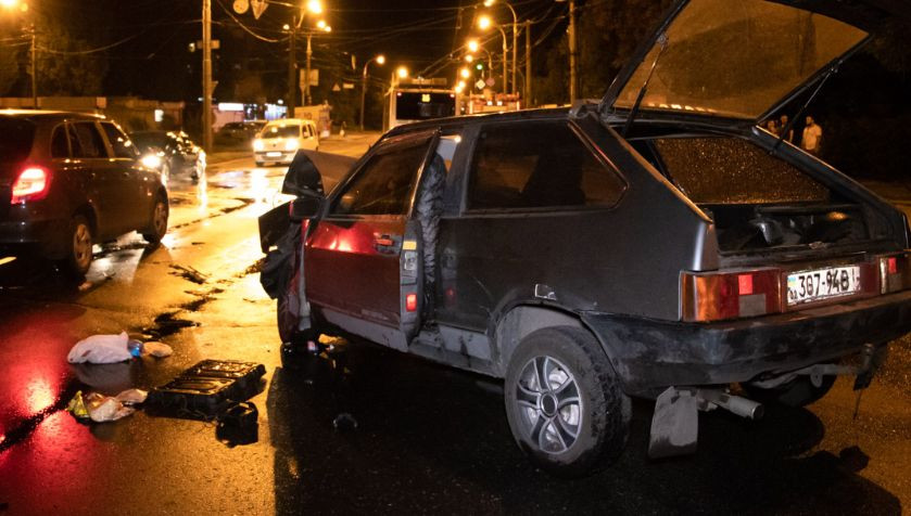 Вырезали из авто: в Киеве ВАЗ протаранил машину с детьми