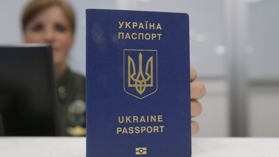 Українці зможуть фотографуватися на паспорт в головному уборі: подробиці