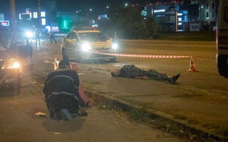 В Києві чоловіку перерізали горло та викинули на дорогу