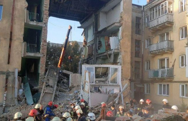 Обвал дома в Дрогобыче: появились заявления Зеленского и прокуратуры