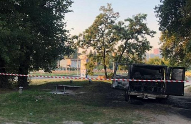 В Киеве подожгли микроавтобус с людьми: есть подробности и фото