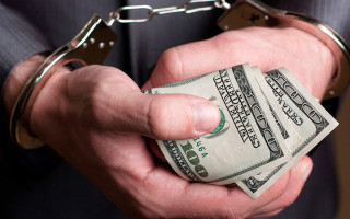 Допомагав «відкосити» від армії: на Житомирщині затримали комісара-хабарника