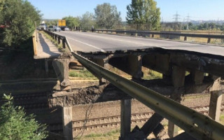 ЧП с мостом в Харькове: появилось видео момента обрушения