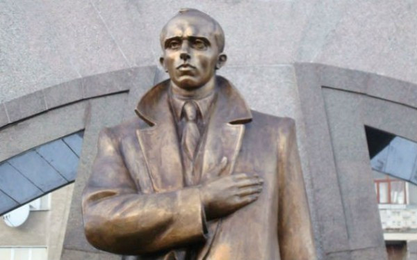 У Львові понівечили пам’ятник Бандері, фото