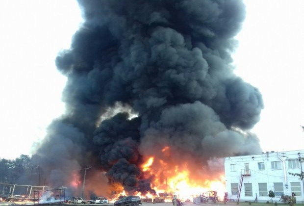 Стовп диму над Львівщиною: горіло хімічне підприємство